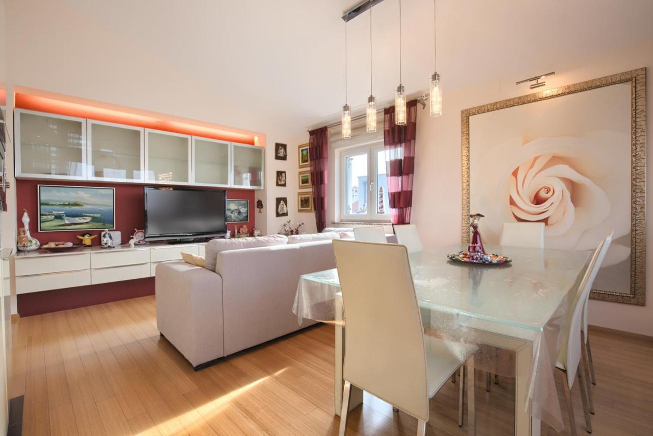 Appartement Tomisha à Pjescana Uvala Extérieur photo