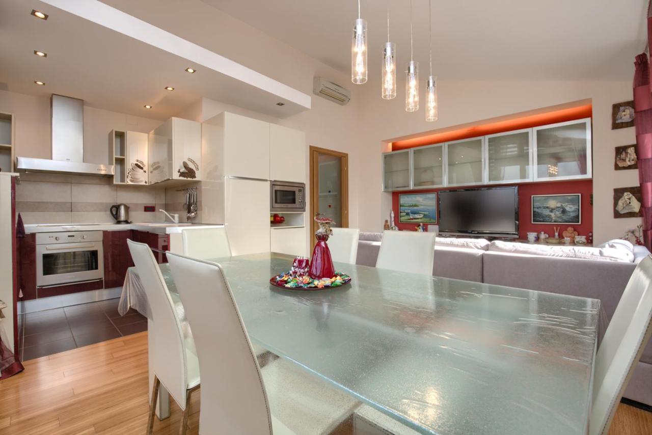 Appartement Tomisha à Pjescana Uvala Extérieur photo