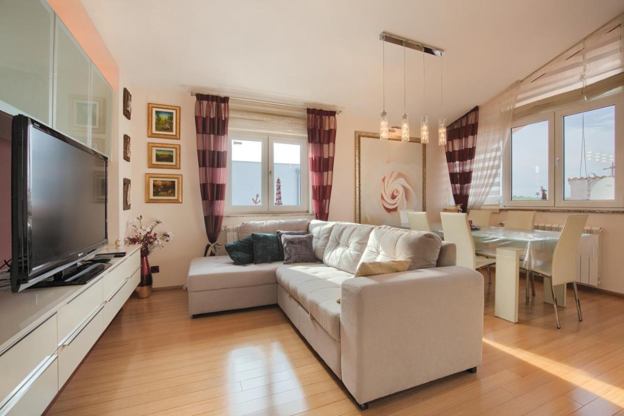 Appartement Tomisha à Pjescana Uvala Extérieur photo