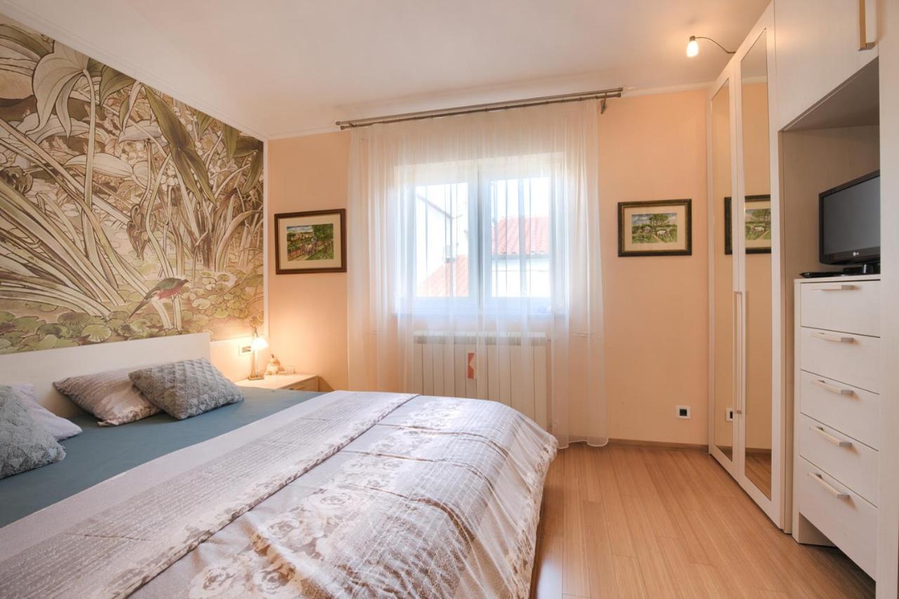 Appartement Tomisha à Pjescana Uvala Extérieur photo