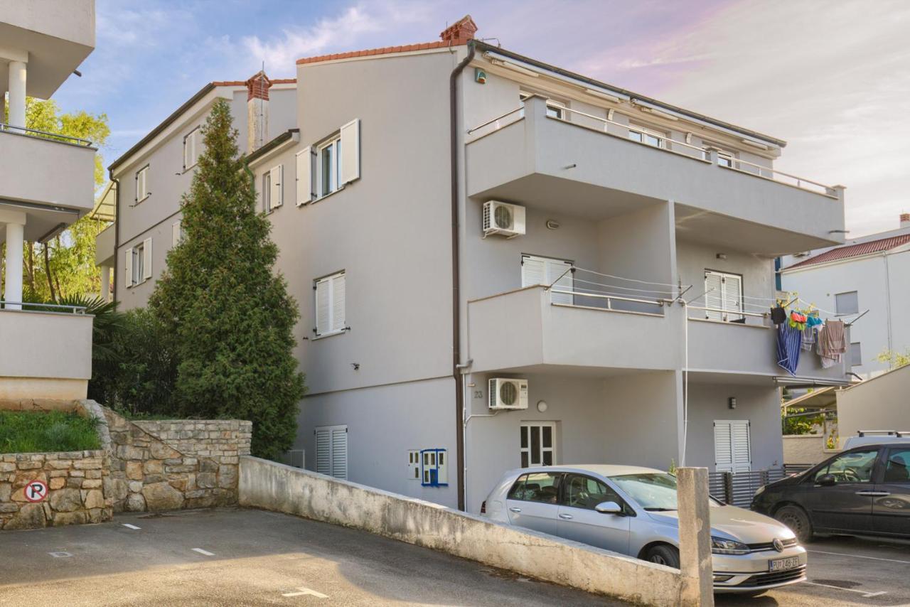 Appartement Tomisha à Pjescana Uvala Extérieur photo